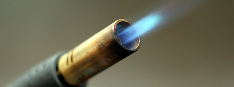 Metodi estremi per stappare una bottiglia: la fiamma ossidrica